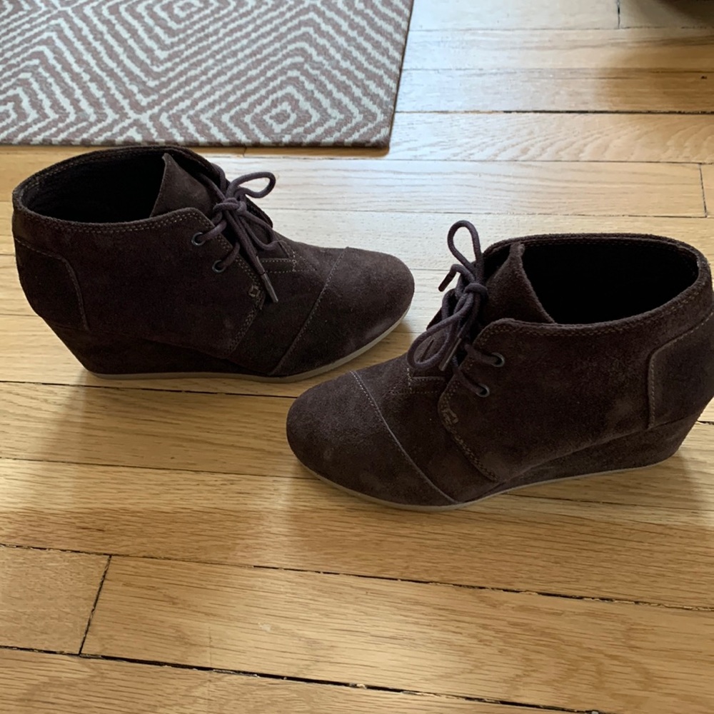 Tom’s wedge ankle boot- brown suede